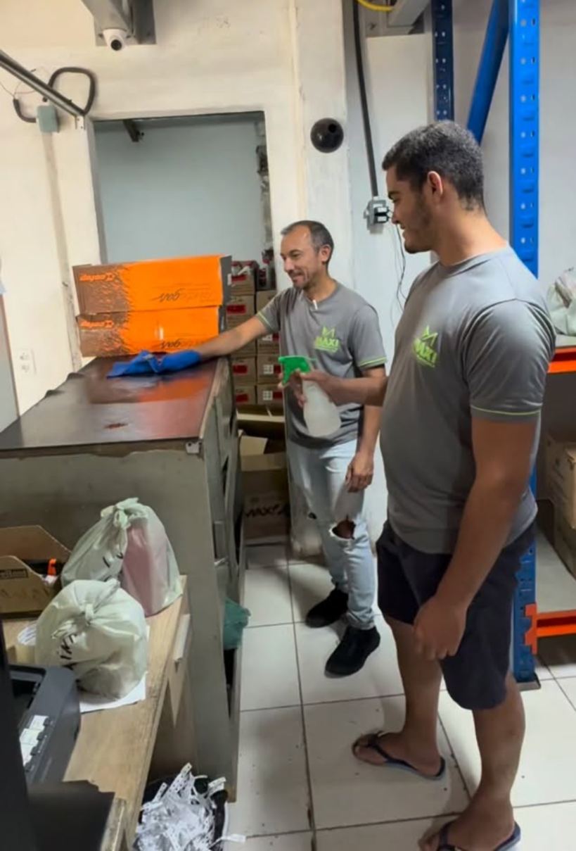 Equipe trabalhando junta na loja