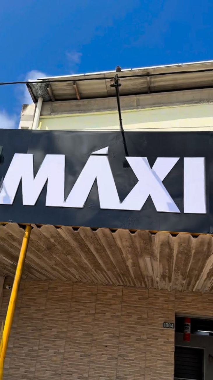 Fachada da Máxi Distribuidora com o número 1004